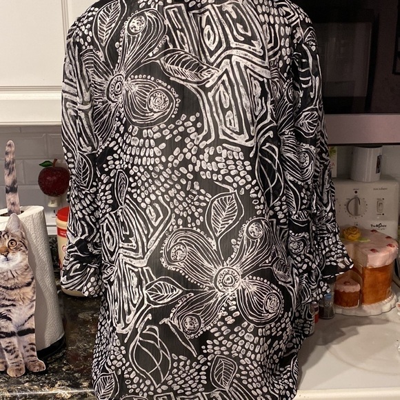 r Essentials by Milano black geometric 3/4 sleeve plus size blouse 2X.  NWT - Picture 2 of 5